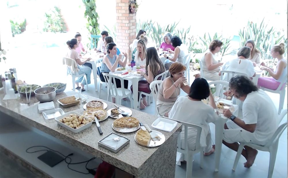 Grupo deitado na grama em momento de presença, conduzido durante a vivência